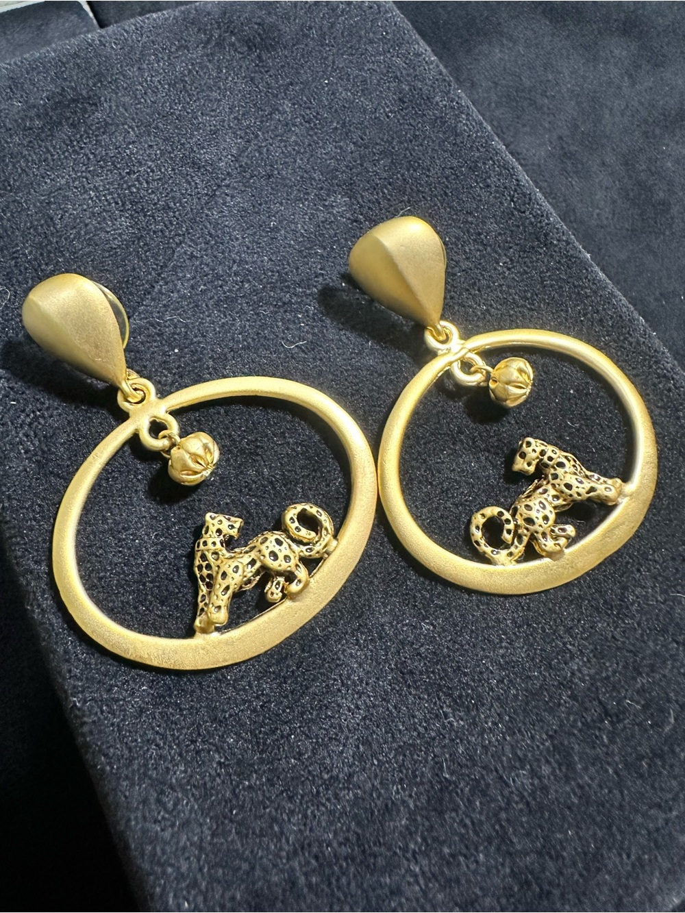 Vtg: Matte Gold Safari Jaguar Oversized Dangle Earrings - Picture 5 of 8